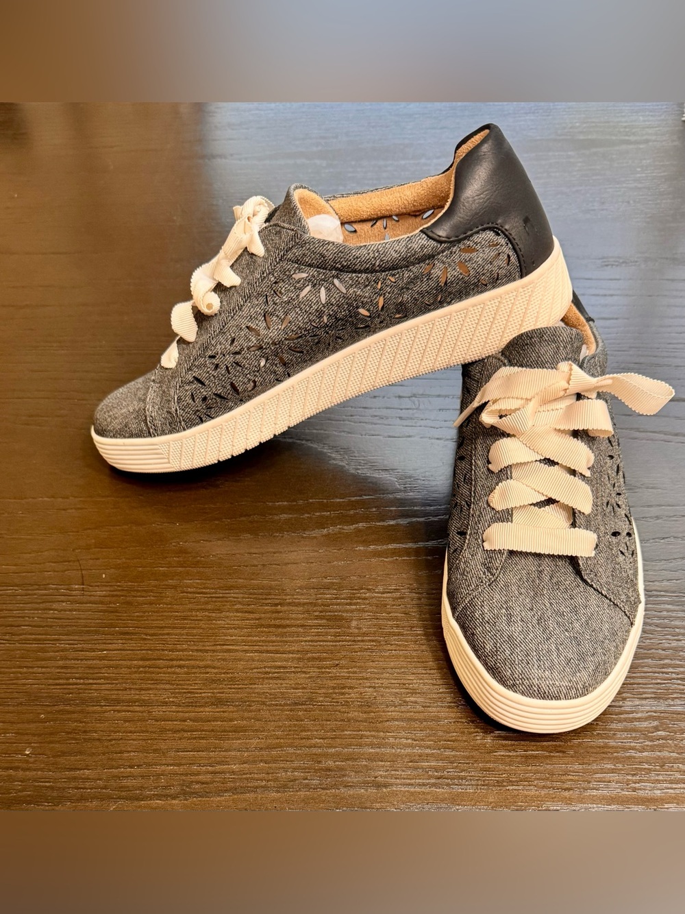 SOUL Naturalizer Neela Perfect Gray Floral Cutout Sneakers Size 9M